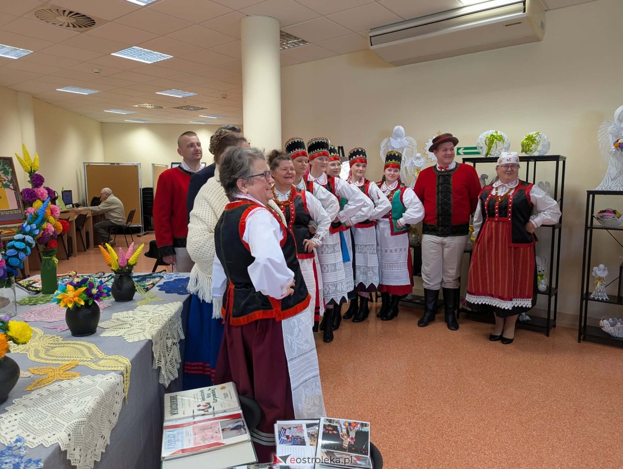 Wernisaż wystawy Etno cudeńka Grażyny Dziekońskiej w Ostrołęce [18.04.2026] - zdjęcie #27 - eOstroleka.pl