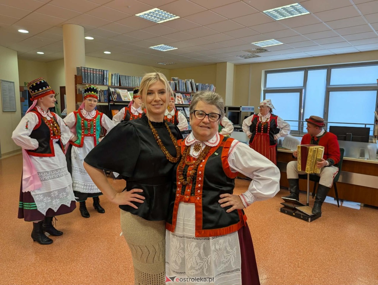 Wernisaż wystawy Etno cudeńka Grażyny Dziekońskiej w Ostrołęce [18.04.2026] - zdjęcie #26 - eOstroleka.pl