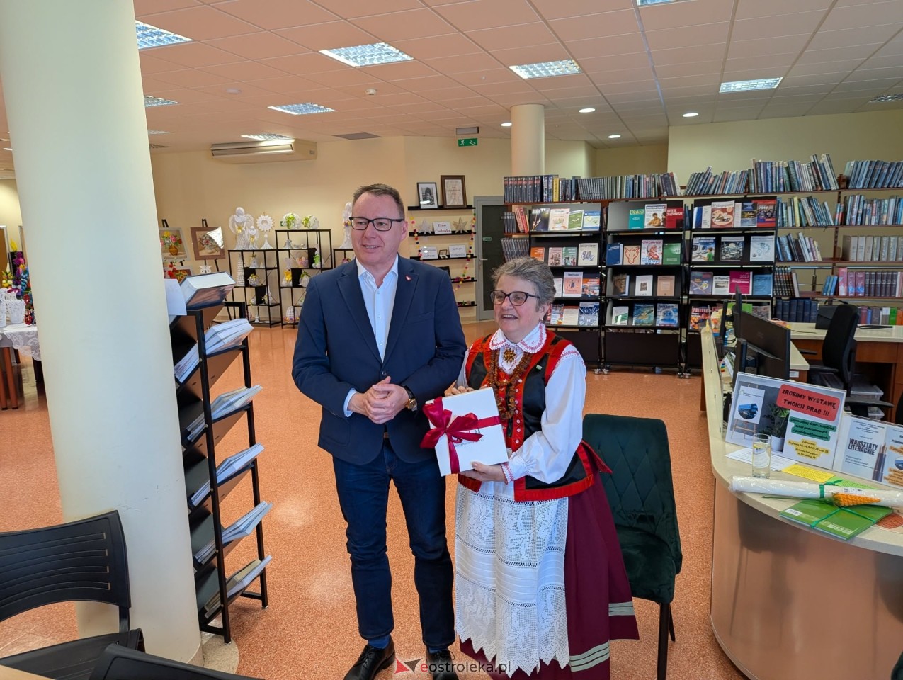 Wernisaż wystawy Etno cudeńka Grażyny Dziekońskiej w Ostrołęce [18.04.2026] - zdjęcie #25 - eOstroleka.pl