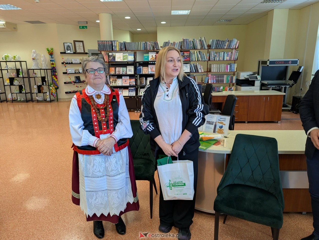 Wernisaż wystawy Etno cudeńka Grażyny Dziekońskiej w Ostrołęce [18.04.2026] - zdjęcie #22 - eOstroleka.pl