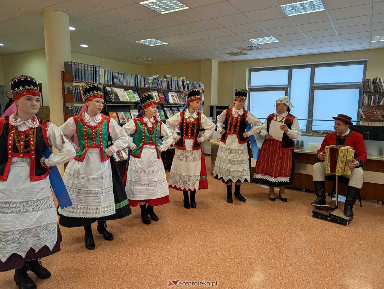 Wernisaż wystawy Etno cudeńka Grażyny Dziekońskiej w Ostrołęce [18.04.2026] - zdjęcie #21 - eOstroleka.pl