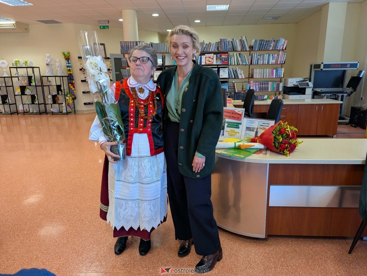 Wernisaż wystawy Etno cudeńka Grażyny Dziekońskiej w Ostrołęce [18.04.2026] - zdjęcie #20 - eOstroleka.pl