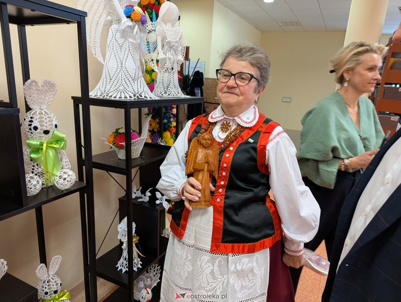 Wernisaż wystawy Etno cudeńka Grażyny Dziekońskiej w Ostrołęce [18.04.2026] - zdjęcie #19 - eOstroleka.pl