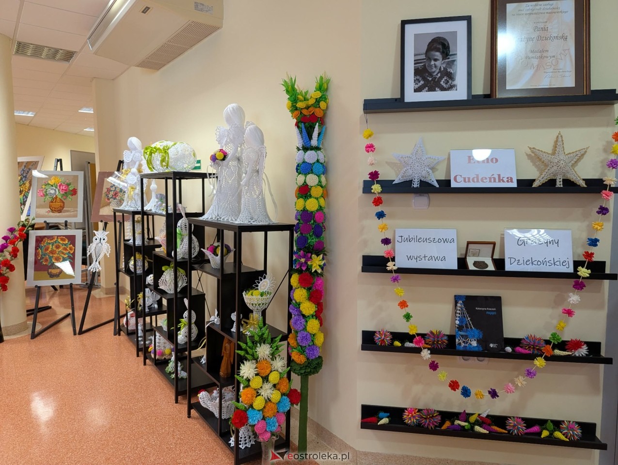 Wernisaż wystawy Etno cudeńka Grażyny Dziekońskiej w Ostrołęce [18.04.2026] - zdjęcie #18 - eOstroleka.pl