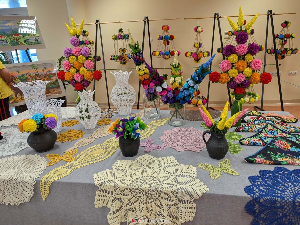 Wernisaż wystawy Etno cudeńka Grażyny Dziekońskiej w Ostrołęce [18.04.2026] - zdjęcie #17 - eOstroleka.pl