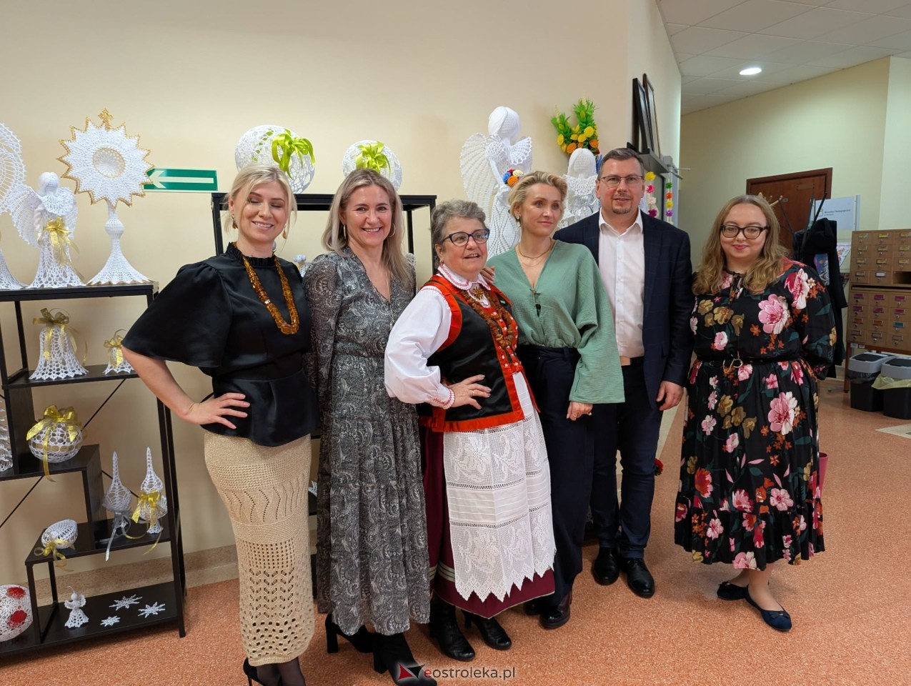 Wernisaż wystawy Etno cudeńka Grażyny Dziekońskiej w Ostrołęce [18.04.2026] - zdjęcie #16 - eOstroleka.pl