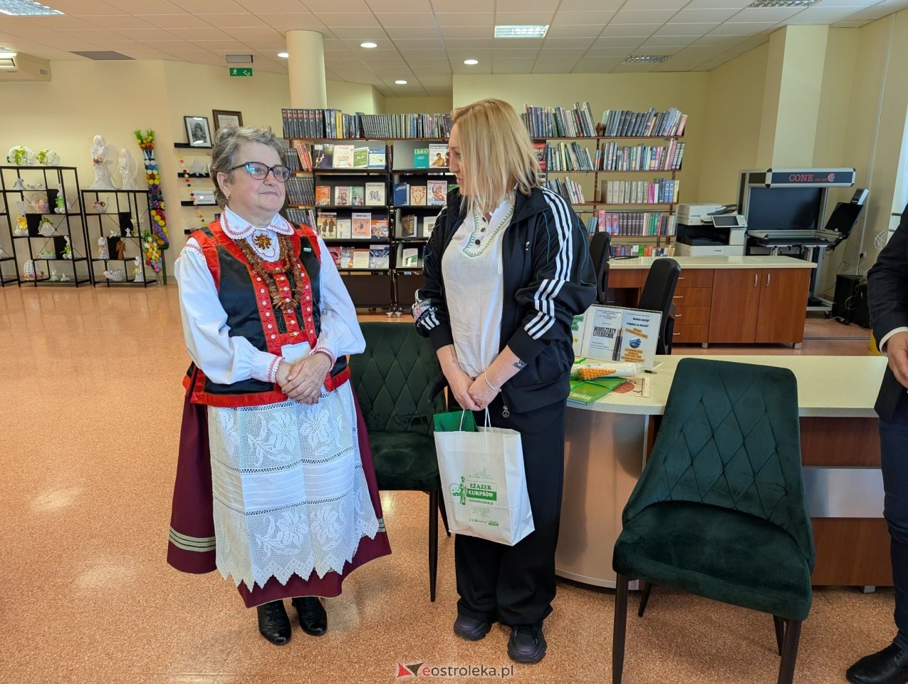 Wernisaż wystawy Etno cudeńka Grażyny Dziekońskiej w Ostrołęce [18.04.2026] - zdjęcie #13 - eOstroleka.pl