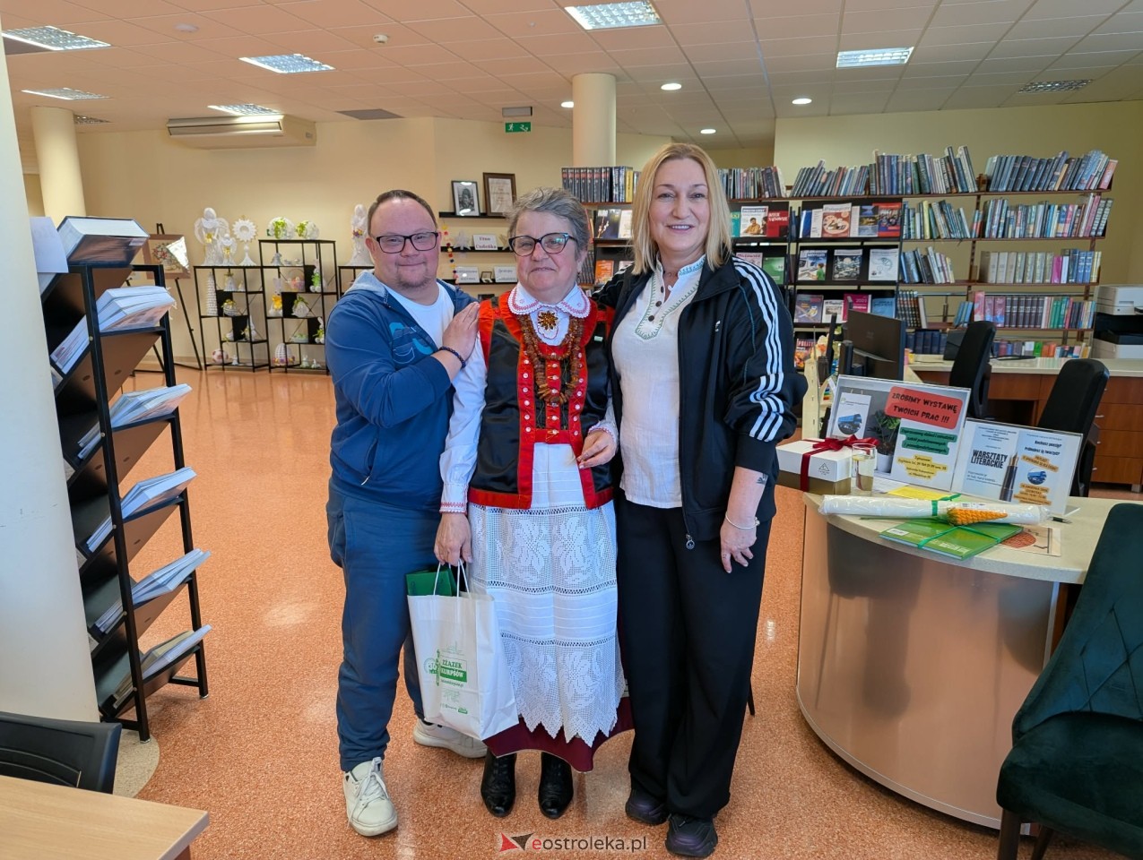 Wernisaż wystawy Etno cudeńka Grażyny Dziekońskiej w Ostrołęce [18.04.2026] - zdjęcie #11 - eOstroleka.pl