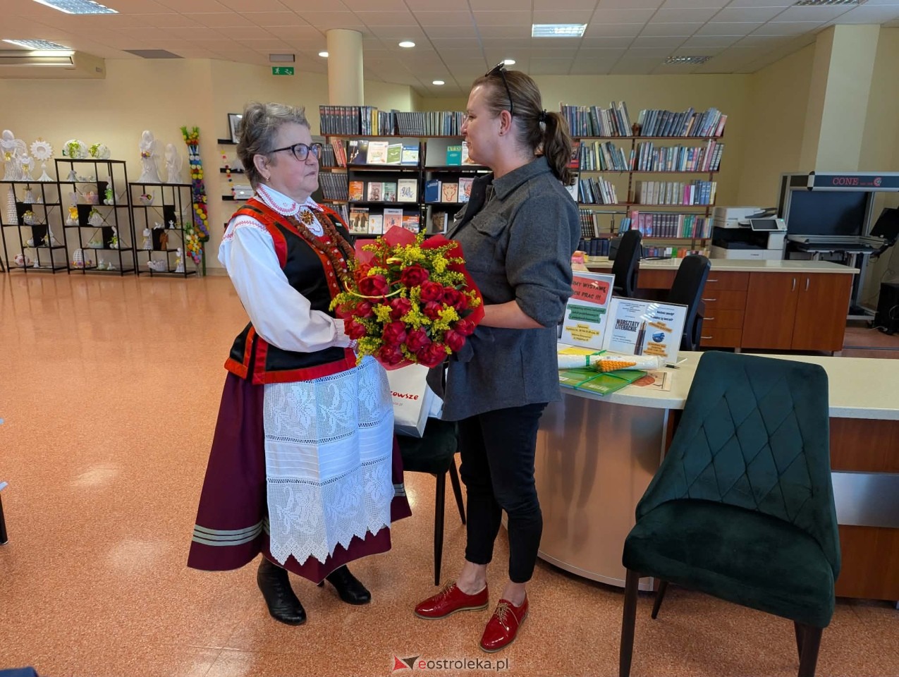 Wernisaż wystawy Etno cudeńka Grażyny Dziekońskiej w Ostrołęce [18.04.2026] - zdjęcie #9 - eOstroleka.pl