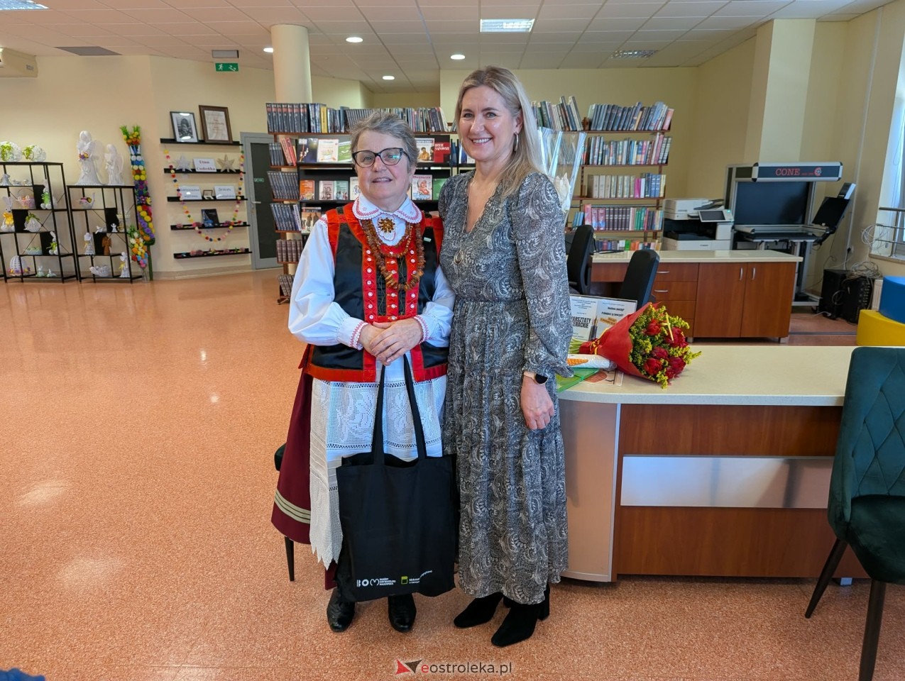 Wernisaż wystawy Etno cudeńka Grażyny Dziekońskiej w Ostrołęce [18.04.2026] - zdjęcie #8 - eOstroleka.pl