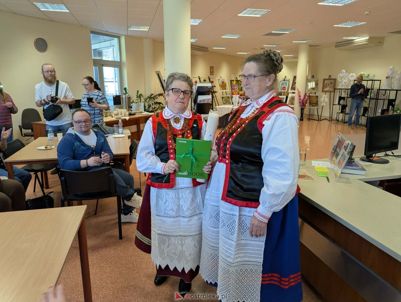 Wernisaż wystawy Etno cudeńka Grażyny Dziekońskiej w Ostrołęce [18.04.2026] - zdjęcie #7 - eOstroleka.pl