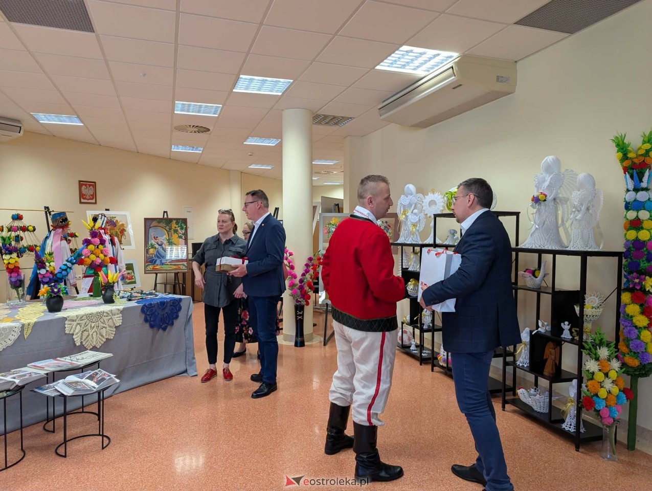 Wernisaż wystawy Etno cudeńka Grażyny Dziekońskiej w Ostrołęce [18.04.2026] - zdjęcie #6 - eOstroleka.pl