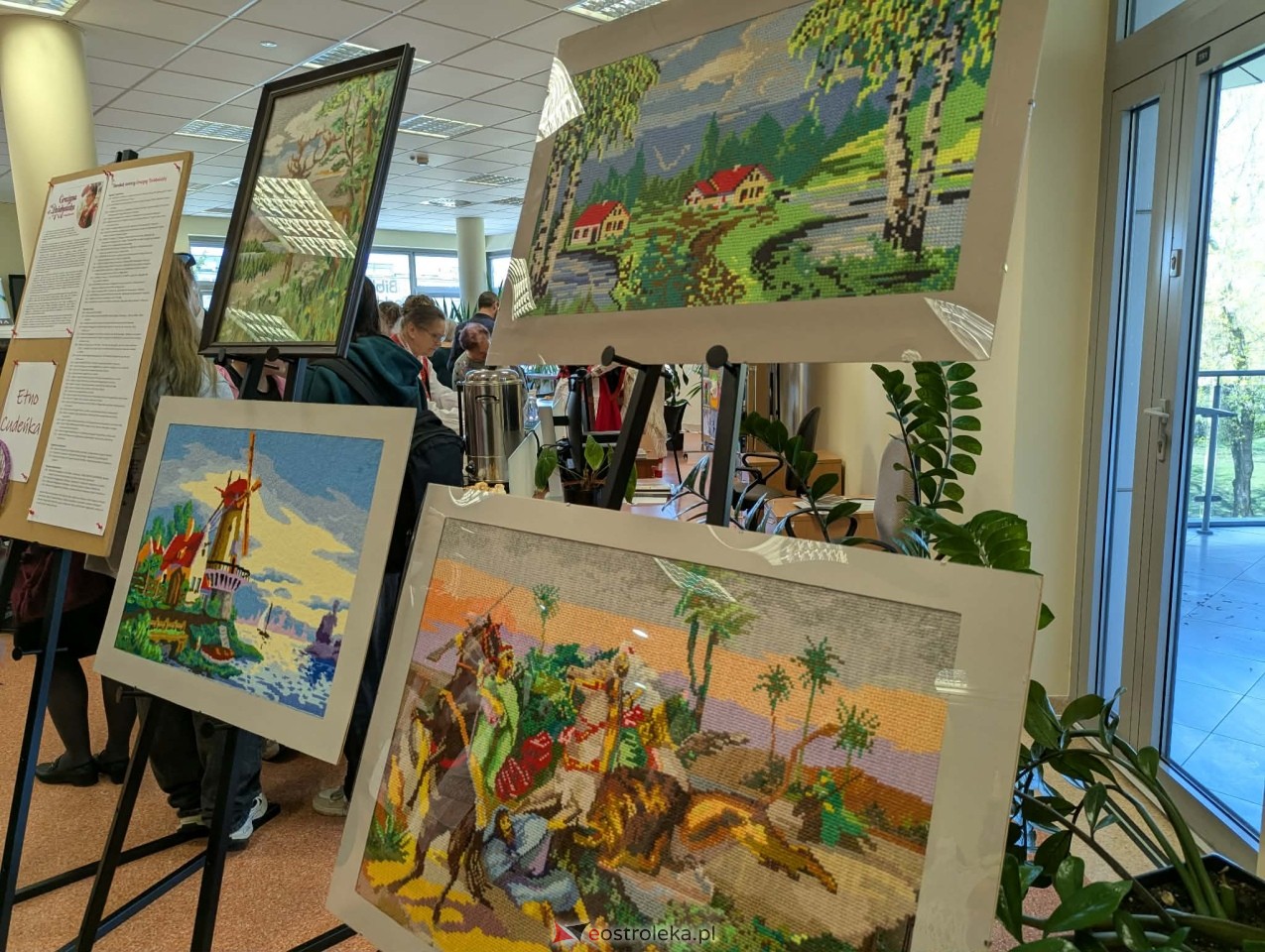 Wernisaż wystawy Etno cudeńka Grażyny Dziekońskiej w Ostrołęce [18.04.2026] - zdjęcie #5 - eOstroleka.pl
