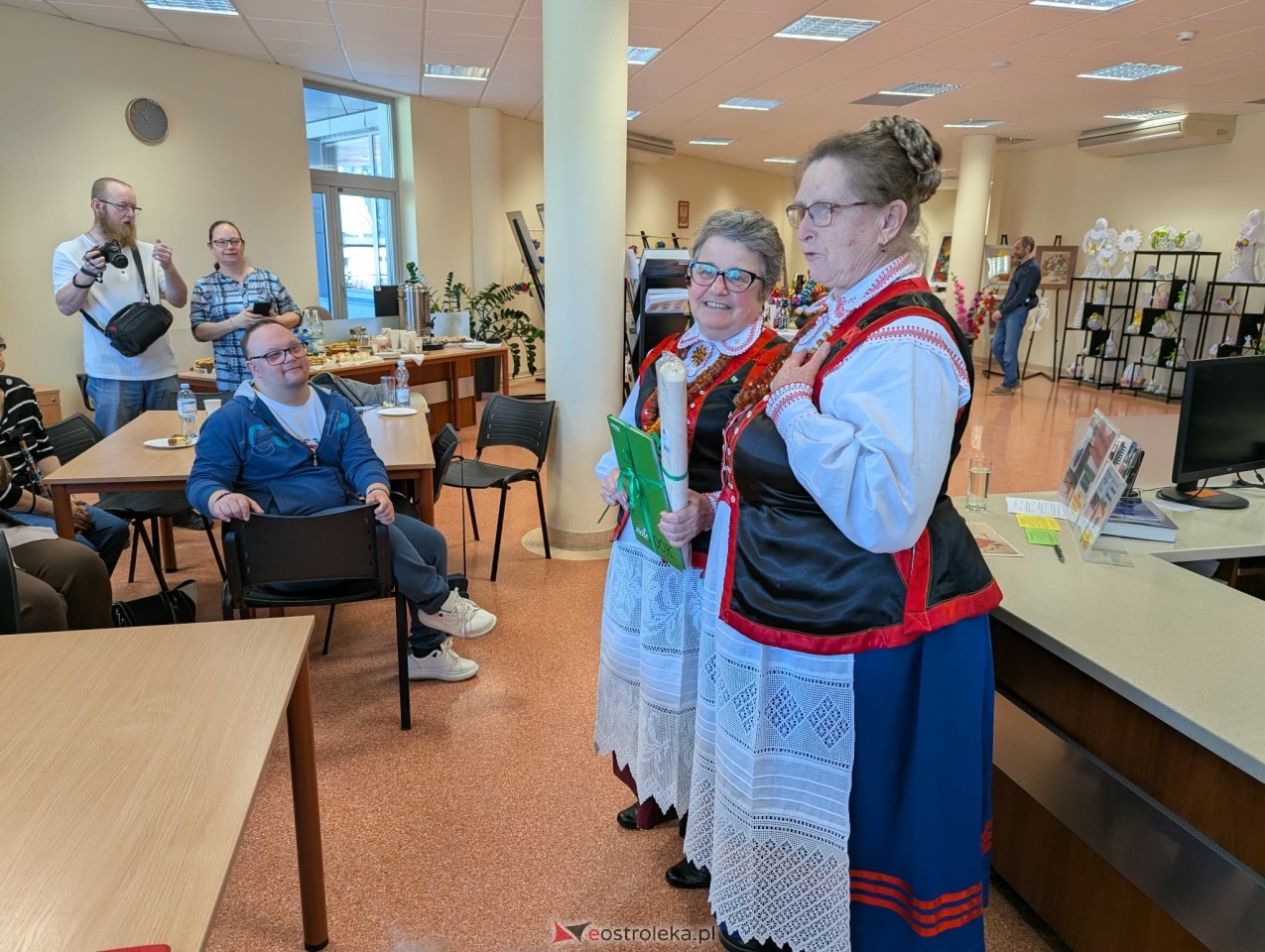 Wernisaż wystawy Etno cudeńka Grażyny Dziekońskiej w Ostrołęce [18.04.2026] - zdjęcie #3 - eOstroleka.pl