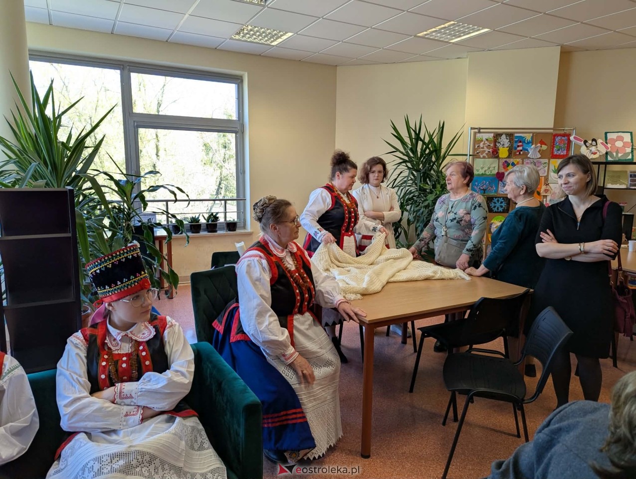 Wernisaż wystawy Etno cudeńka Grażyny Dziekońskiej w Ostrołęce [18.04.2026] - zdjęcie #2 - eOstroleka.pl