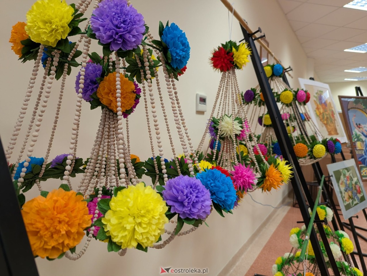 Wernisaż wystawy Etno cudeńka Grażyny Dziekońskiej w Ostrołęce [18.04.2026] - zdjęcie #1 - eOstroleka.pl