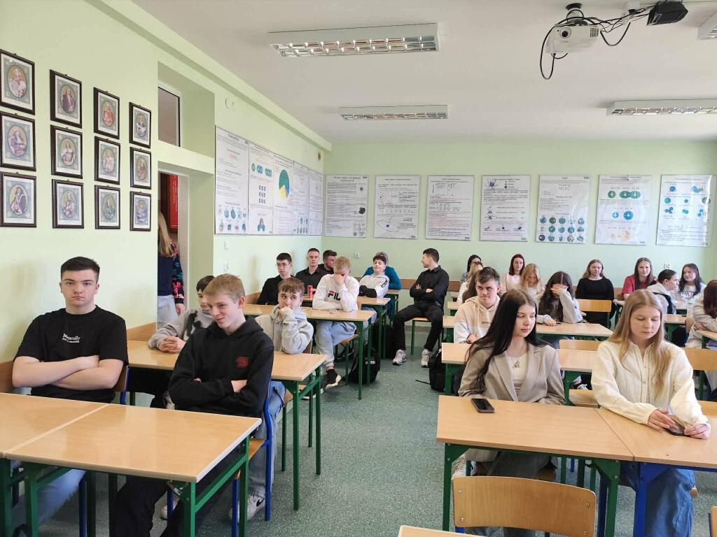 Prokurator odwiedza szkoły w regionie. Uczniowie z Kadzidła i Baranowa już po pierwszych spotkaniach [16.04.2026] - zdjęcie #8 - eOstroleka.pl