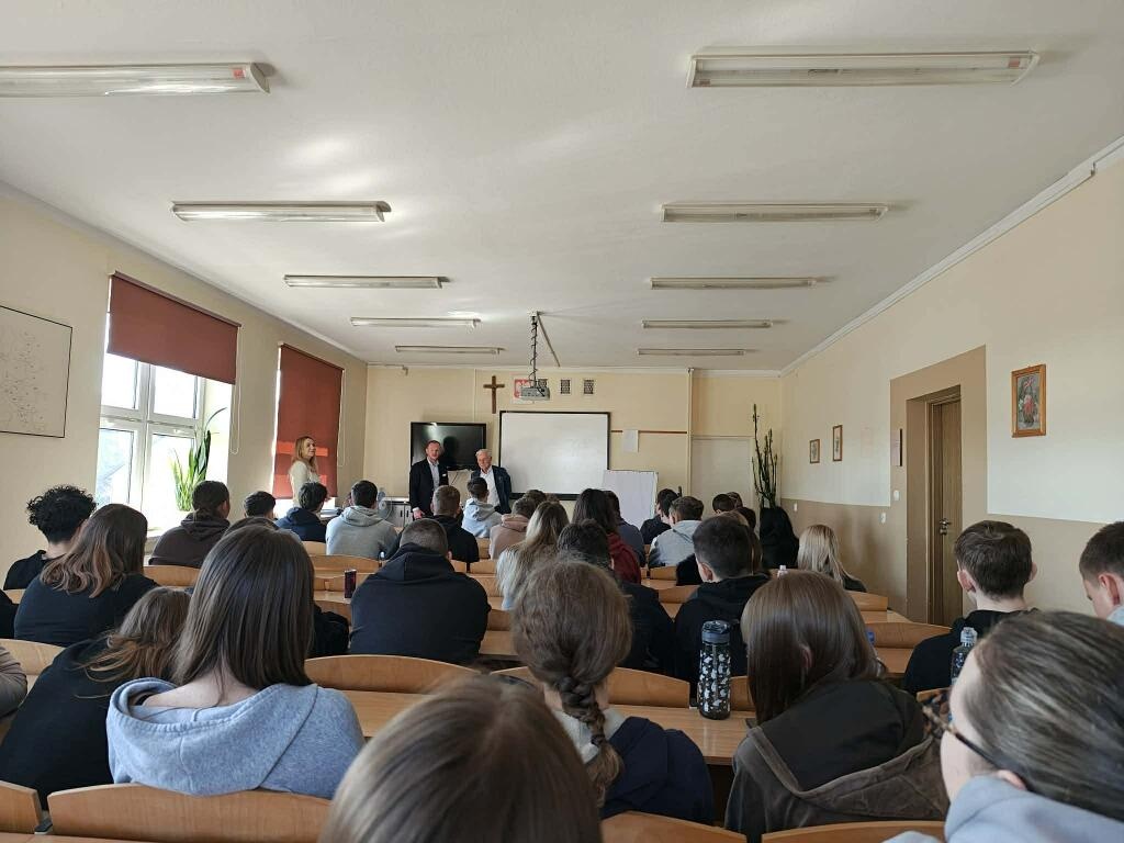 Prokurator odwiedza szkoły w regionie. Uczniowie z Kadzidła i Baranowa już po pierwszych spotkaniach [16.04.2026] - zdjęcie #7 - eOstroleka.pl