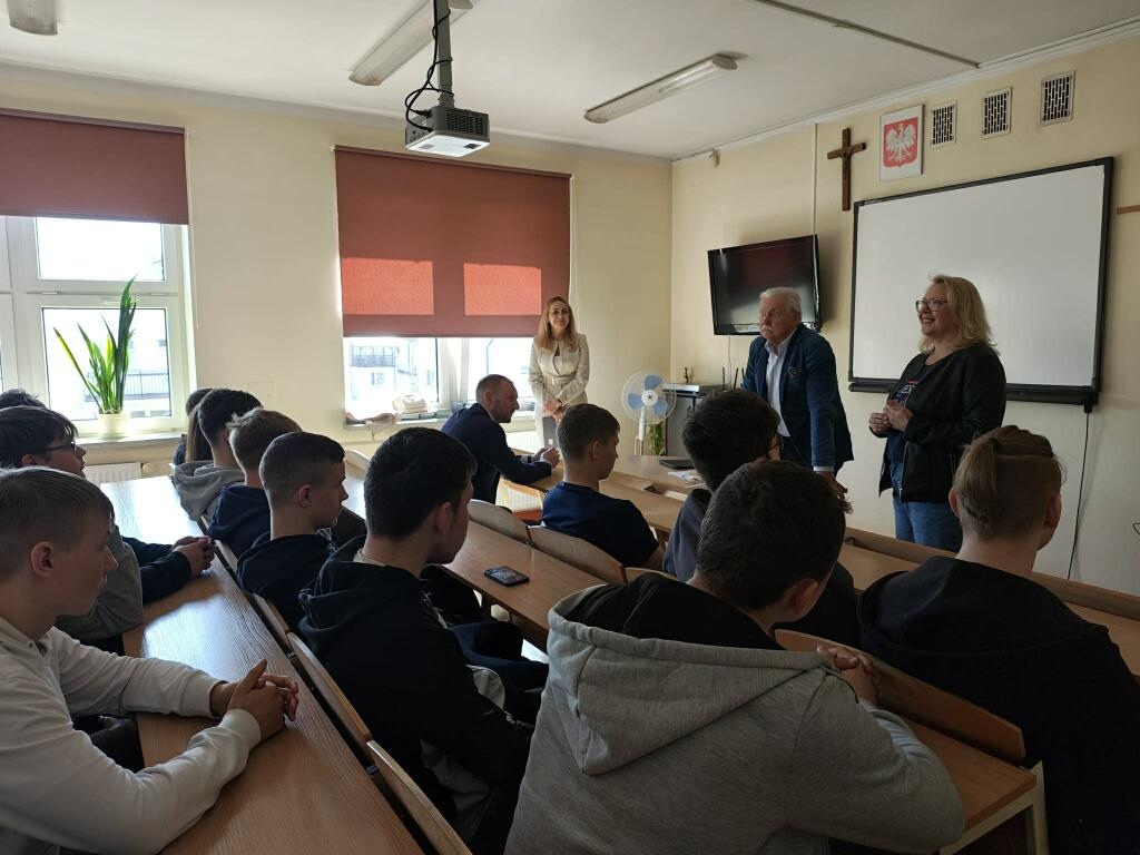 Prokurator odwiedza szkoły w regionie. Uczniowie z Kadzidła i Baranowa już po pierwszych spotkaniach [16.04.2026] - zdjęcie #4 - eOstroleka.pl