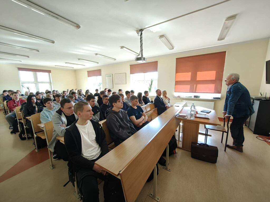 Prokurator odwiedza szkoły w regionie. Uczniowie z Kadzidła i Baranowa już po pierwszych spotkaniach [16.04.2026] - zdjęcie #3 - eOstroleka.pl