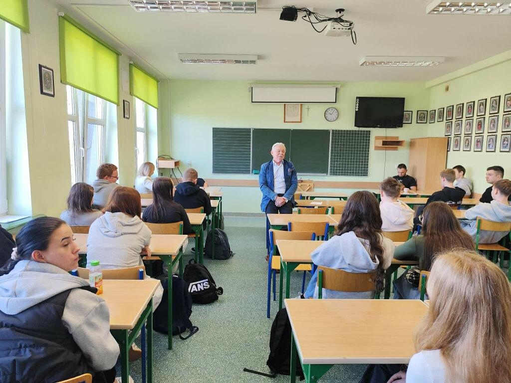Prokurator odwiedza szkoły w regionie. Uczniowie z Kadzidła i Baranowa już po pierwszych spotkaniach [16.04.2026] - zdjęcie #2 - eOstroleka.pl