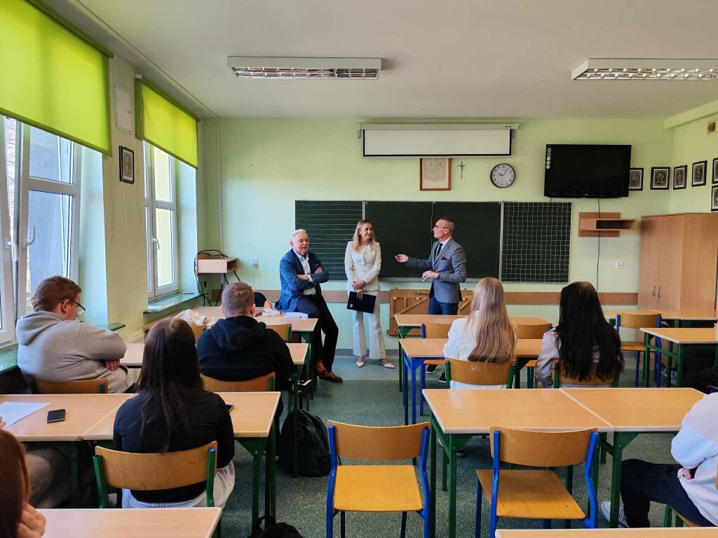 Prokurator odwiedza szkoły w regionie. Uczniowie z Kadzidła i Baranowa już po pierwszych spotkaniach [16.04.2026] - zdjęcie #1 - eOstroleka.pl