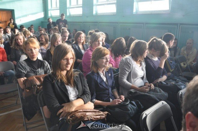  ZSZ 2: Inauguracja programu profilaktycznego Popatrz tam gdzie patrzą inni, zobacz to czego inni nie widzą [28.XI.2011] - zdjęcie #4 - eOstroleka.pl