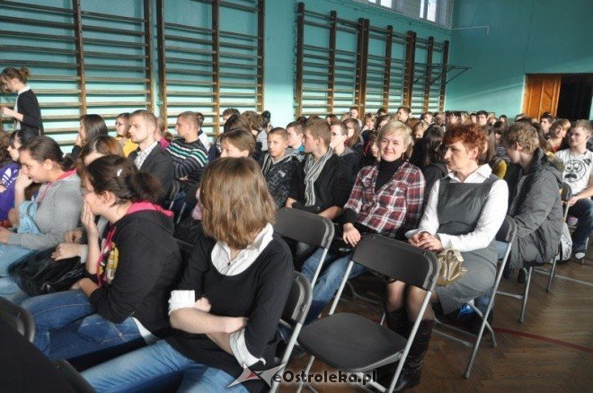  ZSZ 2: Inauguracja programu profilaktycznego Popatrz tam gdzie patrzą inni, zobacz to czego inni nie widzą [28.XI.2011] - zdjęcie #7 - eOstroleka.pl