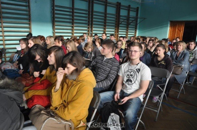  ZSZ 2: Inauguracja programu profilaktycznego Popatrz tam gdzie patrzą inni, zobacz to czego inni nie widzą [28.XI.2011] - zdjęcie #8 - eOstroleka.pl
