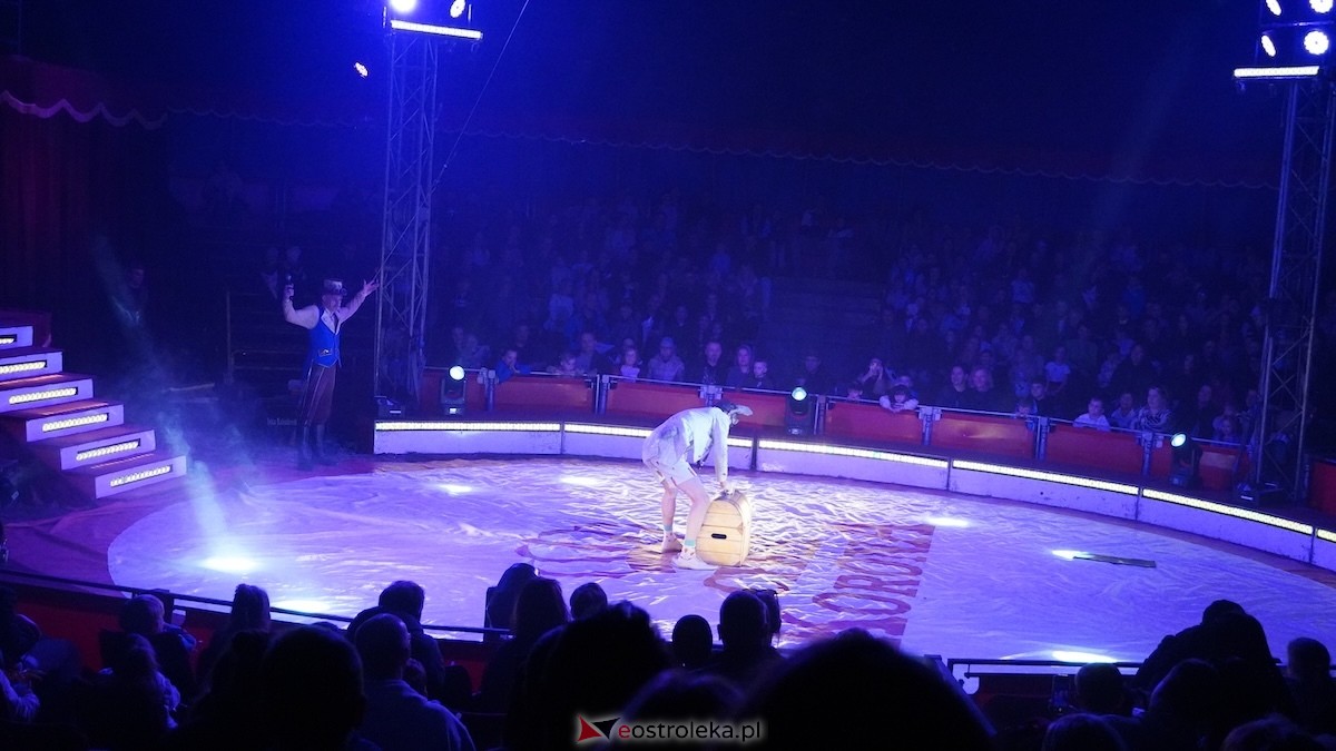 Akrobaci, iluzja i mnóstwo śmiechu. Cyrk Korona odwiedził Ostrołękę [22.04.2026] - zdjęcie #22 - eOstroleka.pl
