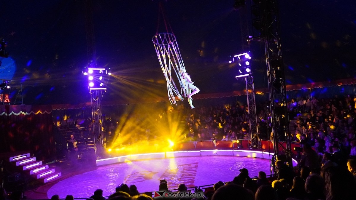 Akrobaci, iluzja i mnóstwo śmiechu. Cyrk Korona odwiedził Ostrołękę [22.04.2026] - zdjęcie #16 - eOstroleka.pl