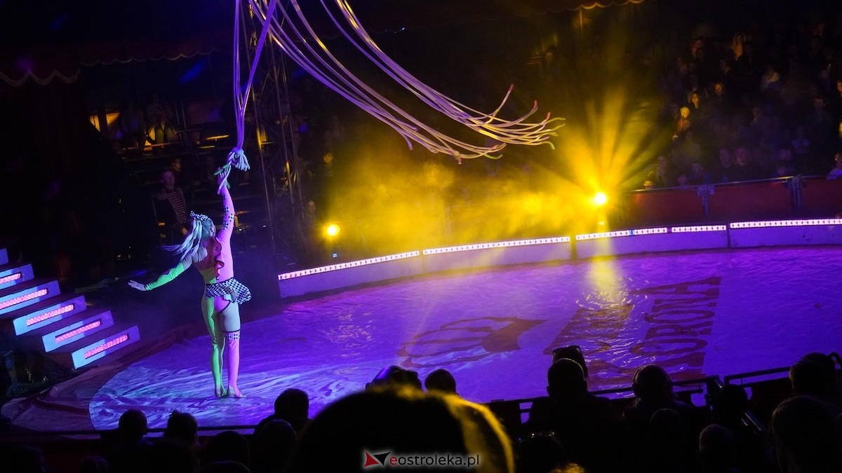 Akrobaci, iluzja i mnóstwo śmiechu. Cyrk Korona odwiedził Ostrołękę [22.04.2026] - zdjęcie #15 - eOstroleka.pl