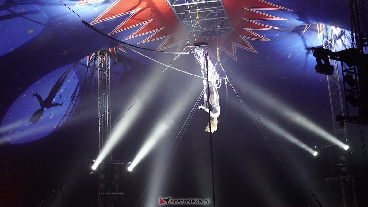 Akrobaci, iluzja i mnóstwo śmiechu. Cyrk Korona odwiedził Ostrołękę [22.04.2026] - zdjęcie #10 - eOstroleka.pl