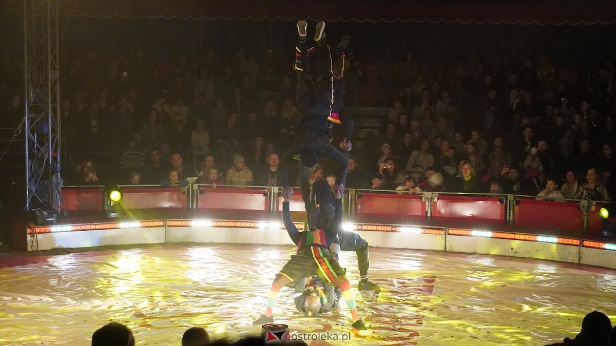 Akrobaci, iluzja i mnóstwo śmiechu. Cyrk Korona odwiedził Ostrołękę [22.04.2026] - zdjęcie #8 - eOstroleka.pl