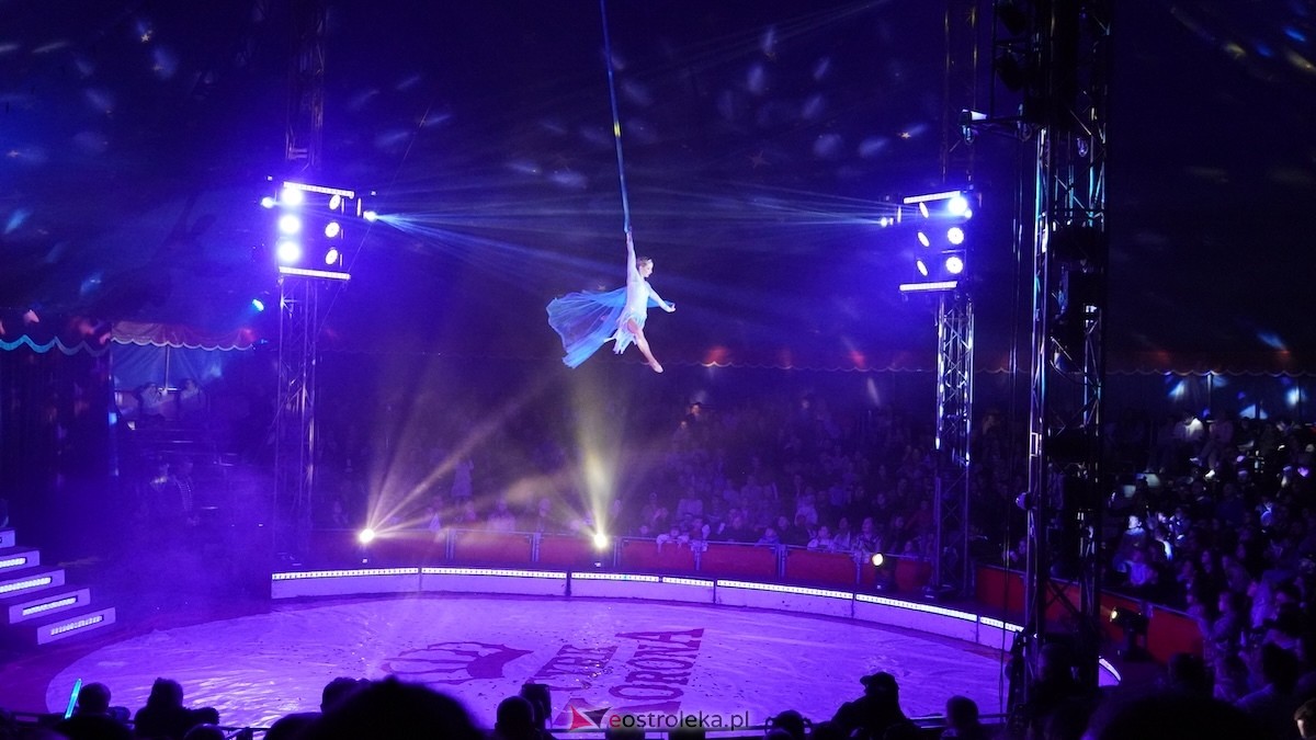 Akrobaci, iluzja i mnóstwo śmiechu. Cyrk Korona odwiedził Ostrołękę [22.04.2026] - zdjęcie #3 - eOstroleka.pl
