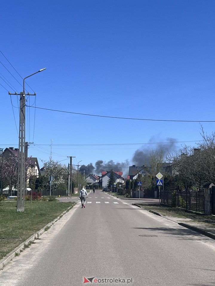 Pożar przy ulicy Warszawskiej w Ostrołęce [23.04.2026] - zdjęcie #10 - eOstroleka.pl