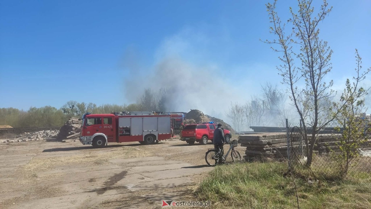 Pożar przy ulicy Warszawskiej w Ostrołęce [23.04.2026] - zdjęcie #7 - eOstroleka.pl