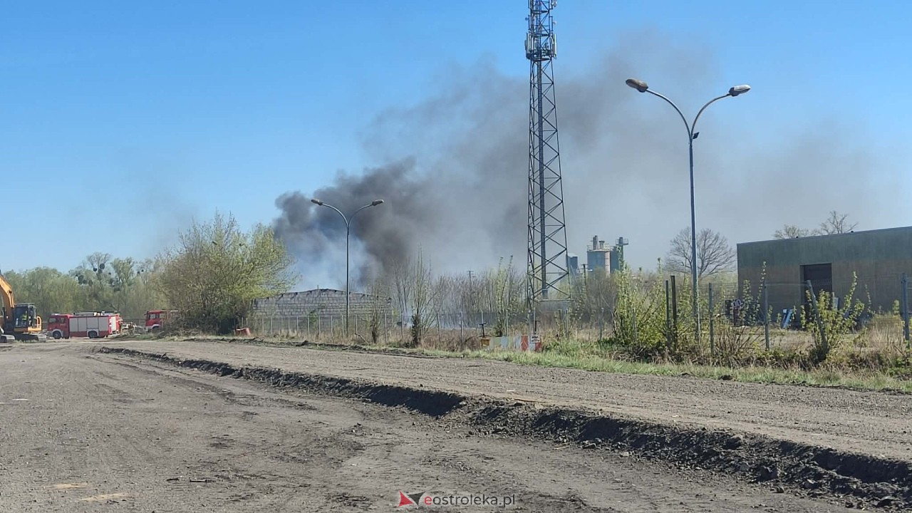 Pożar przy ulicy Warszawskiej w Ostrołęce [23.04.2026] - zdjęcie #5 - eOstroleka.pl
