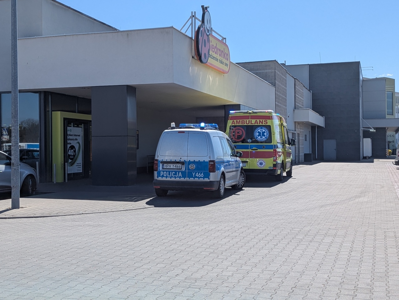 Akcja policji przy Biedronce na Bohaterów Warszawy [23.04.2026] - zdjęcie #10 - eOstroleka.pl