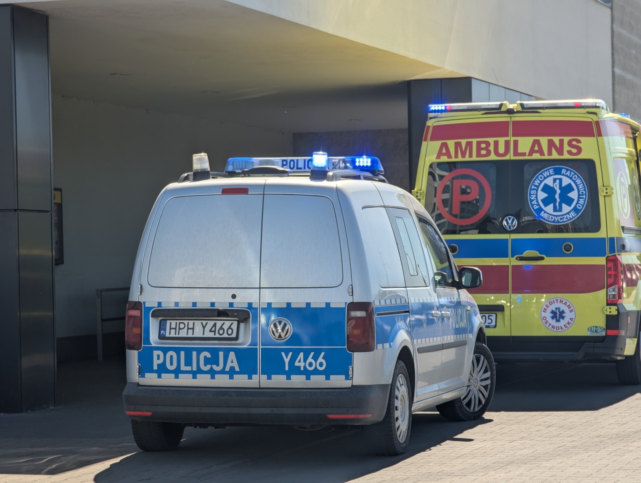 Akcja policji przy Biedronce na Bohaterów Warszawy [23.04.2026] - zdjęcie #9 - eOstroleka.pl