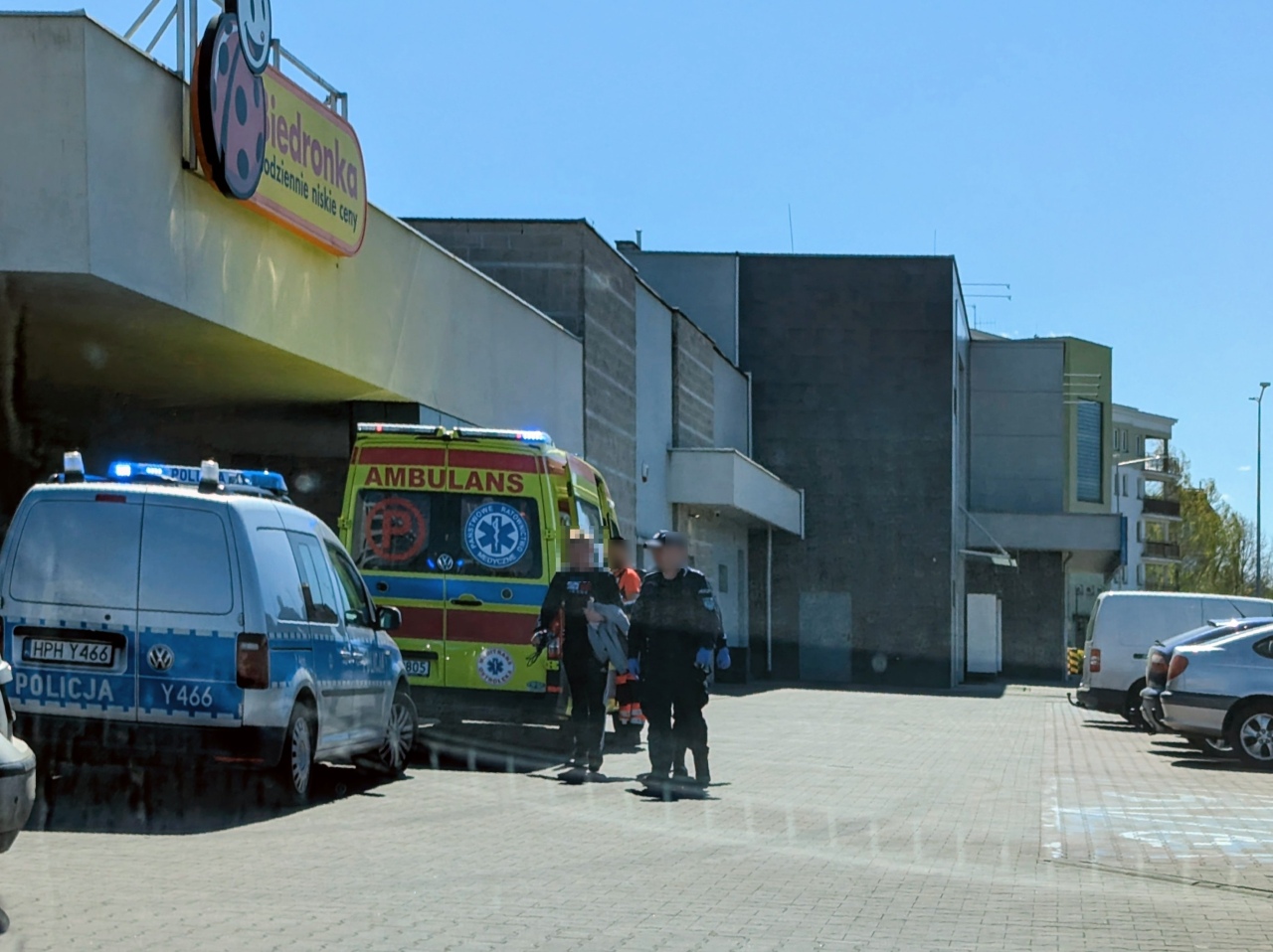 Akcja policji przy Biedronce na Bohaterów Warszawy [23.04.2026] - zdjęcie #8 - eOstroleka.pl