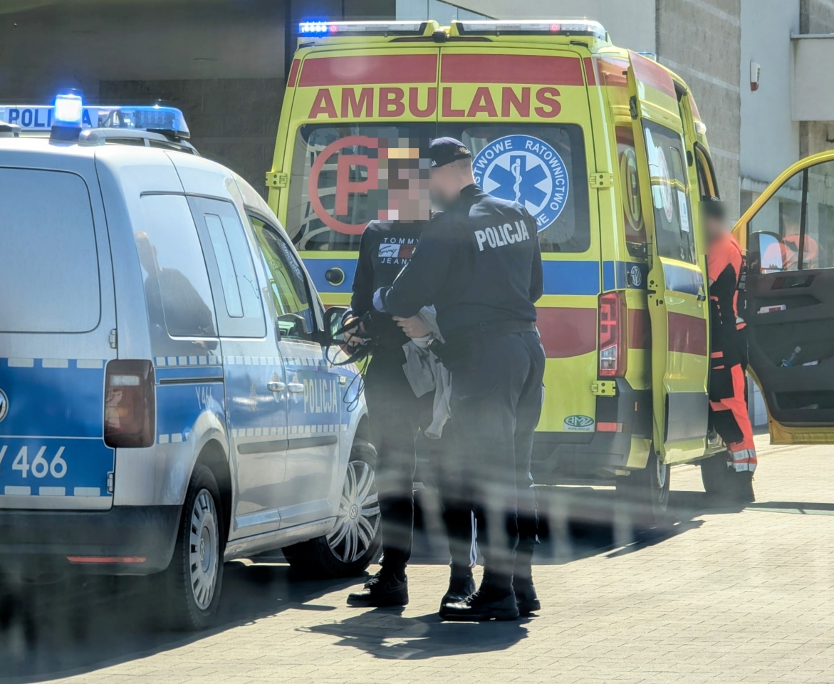 Akcja policji przy Biedronce na Bohaterów Warszawy [23.04.2026] - zdjęcie #7 - eOstroleka.pl