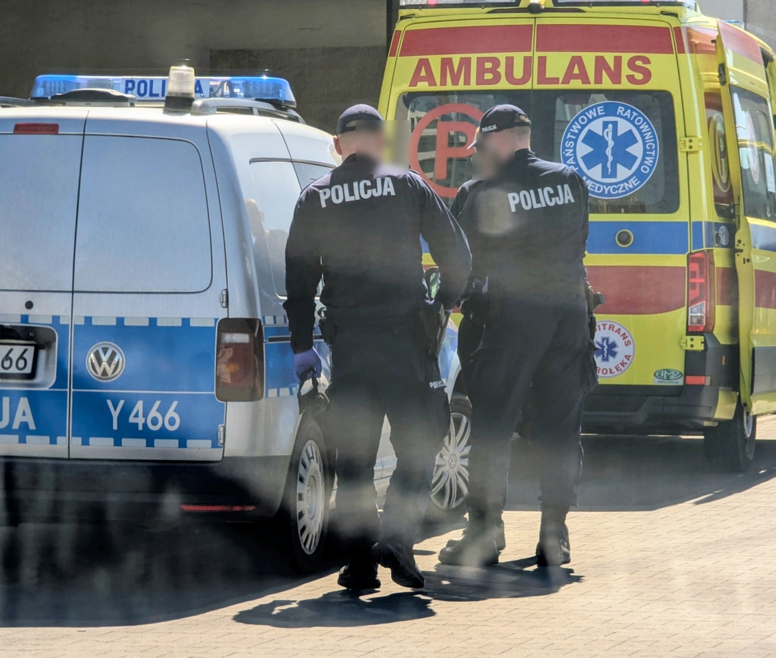 Akcja policji przy Biedronce na Bohaterów Warszawy [23.04.2026] - zdjęcie #6 - eOstroleka.pl