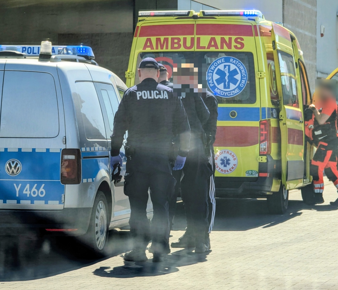 Akcja policji przy Biedronce na Bohaterów Warszawy [23.04.2026] - zdjęcie #5 - eOstroleka.pl