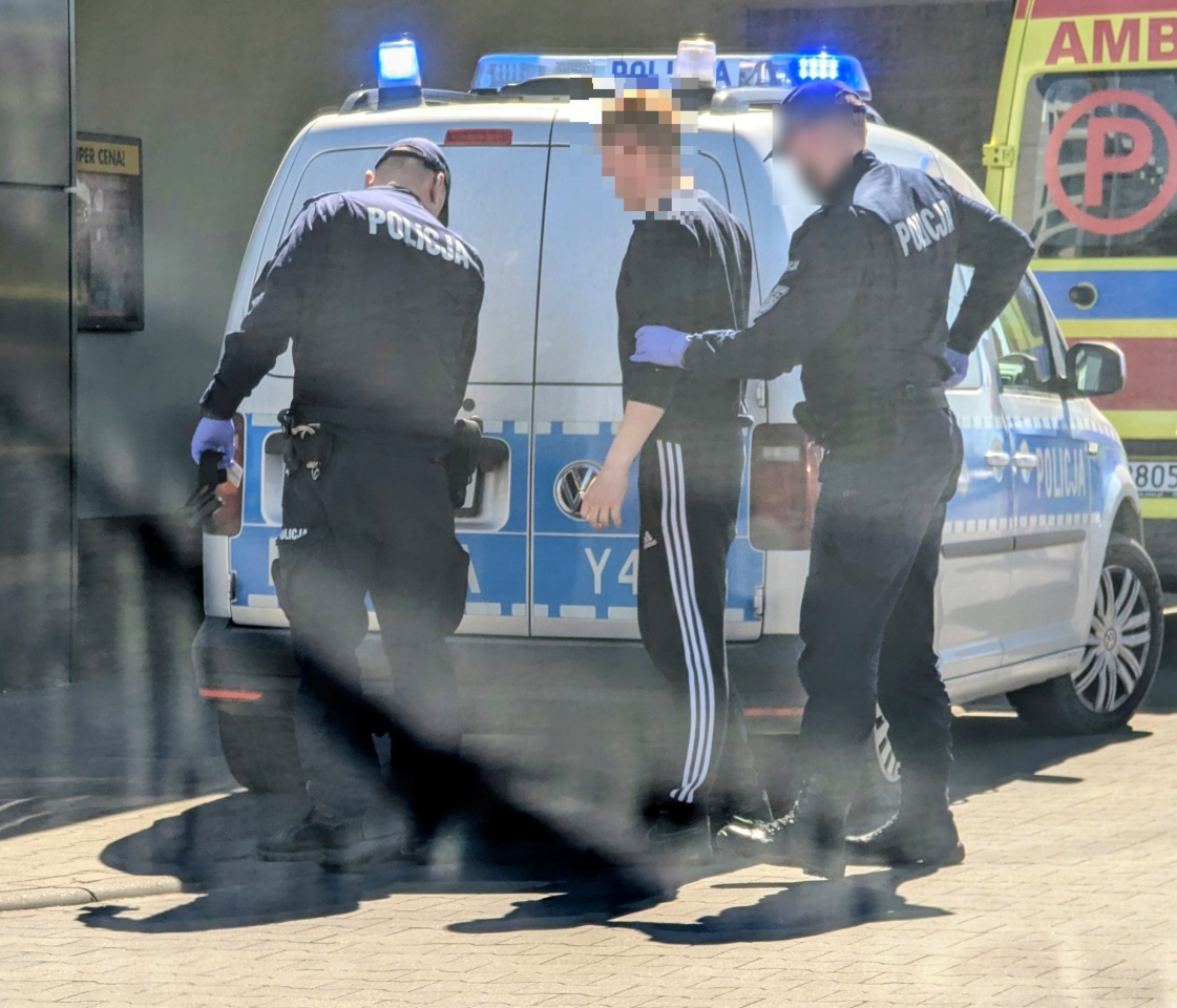 Akcja policji przy Biedronce na Bohaterów Warszawy [23.04.2026] - zdjęcie #4 - eOstroleka.pl