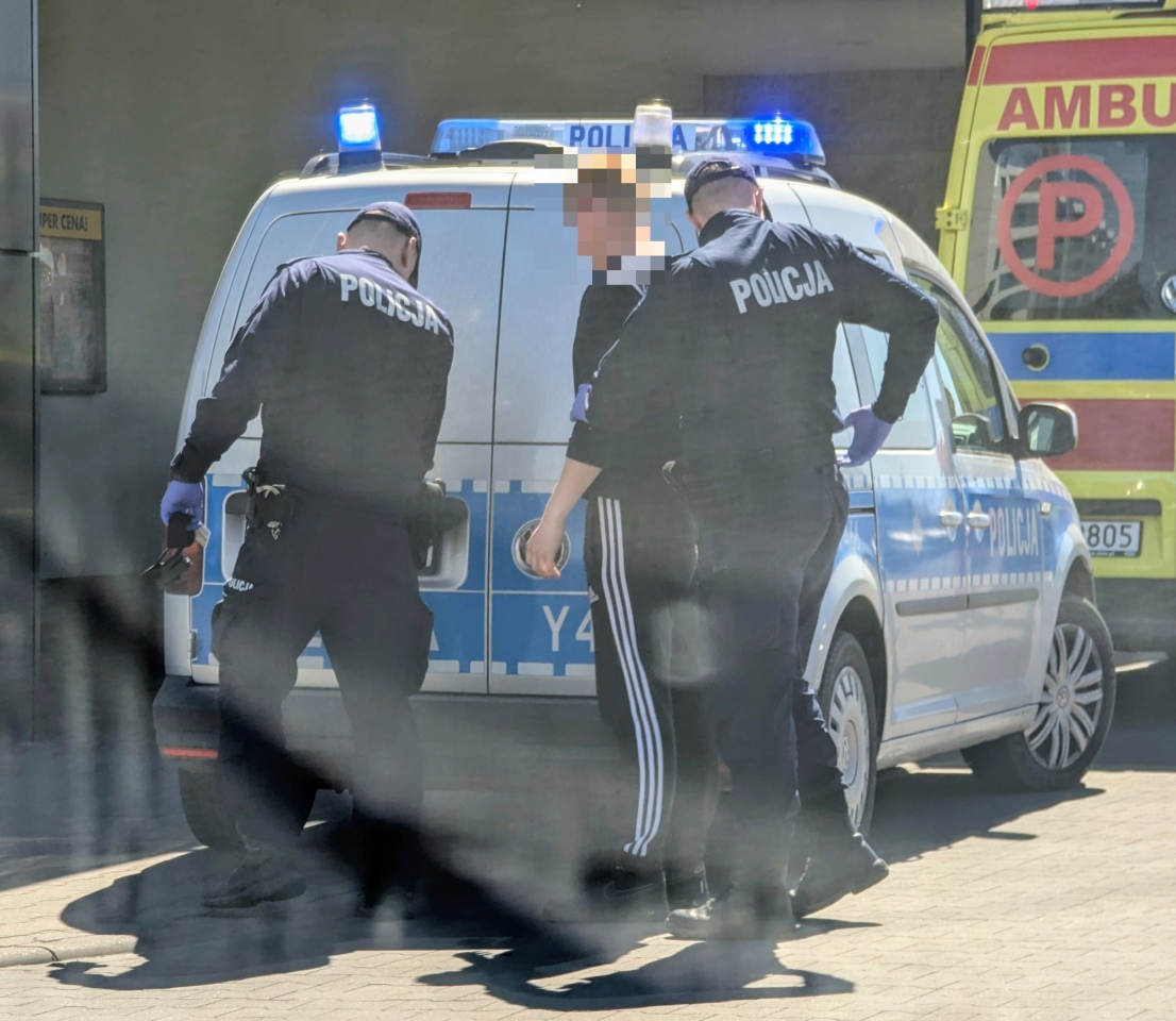 Akcja policji przy Biedronce na Bohaterów Warszawy [23.04.2026] - zdjęcie #3 - eOstroleka.pl