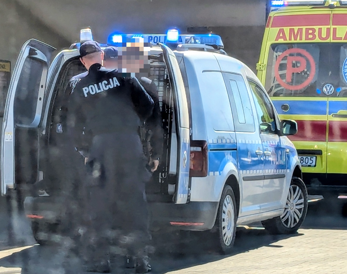 Akcja policji przy Biedronce na Bohaterów Warszawy [23.04.2026] - zdjęcie #2 - eOstroleka.pl