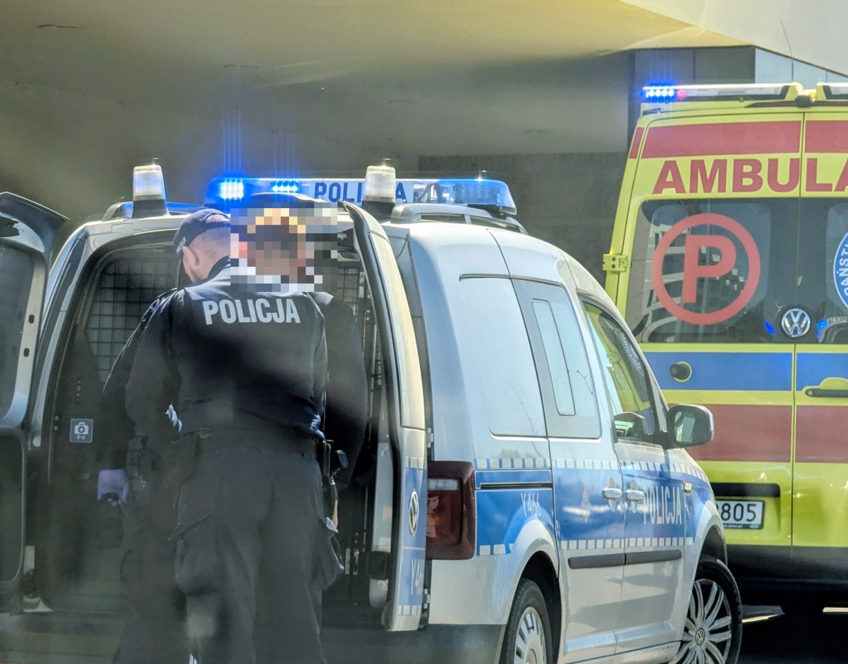 Akcja policji przy Biedronce na Bohaterów Warszawy [23.04.2026] - zdjęcie #1 - eOstroleka.pl