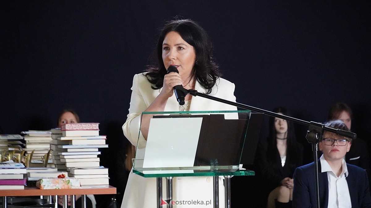 Rozdanie świadectw maturalnych w III LO im. Unii Europejskiej w Ostrołęce [24.04.2026] - zdjęcie #97 - eOstroleka.pl