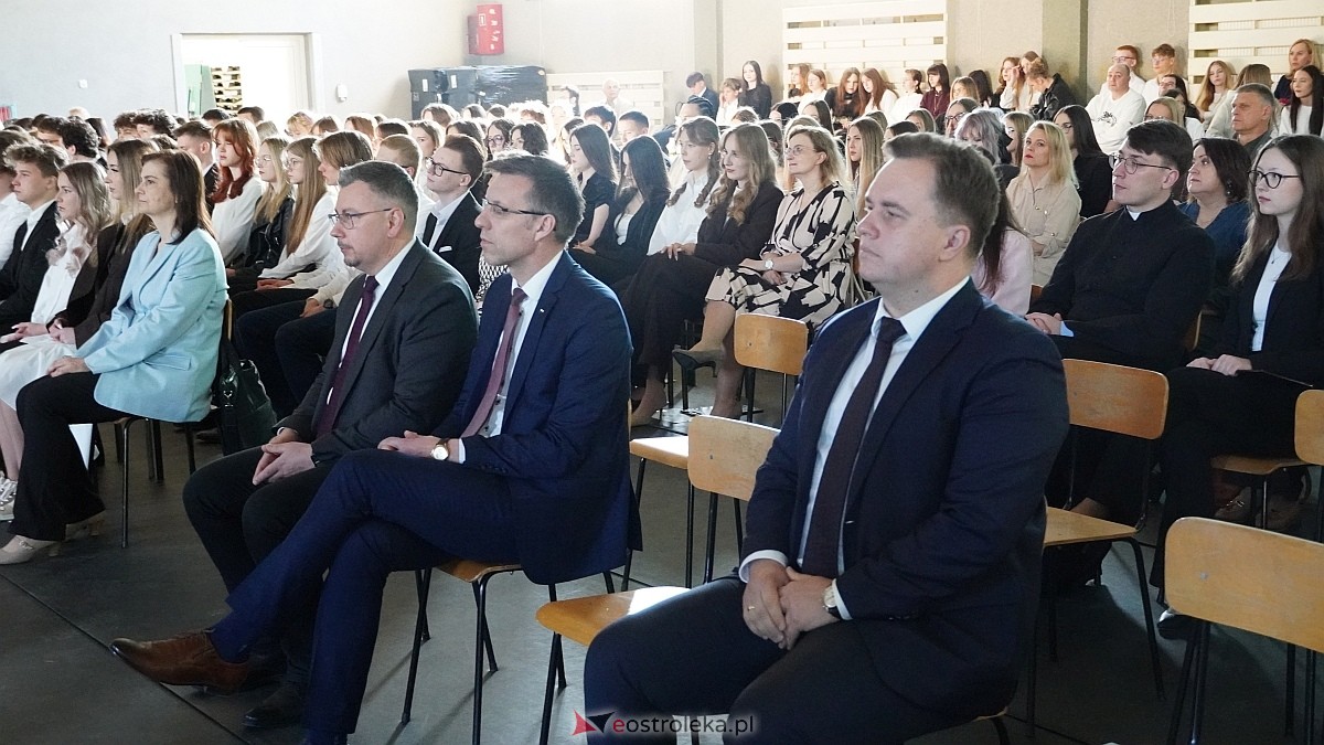 Rozdanie świadectw maturalnych w III LO im. Unii Europejskiej w Ostrołęce [24.04.2026] - zdjęcie #96 - eOstroleka.pl